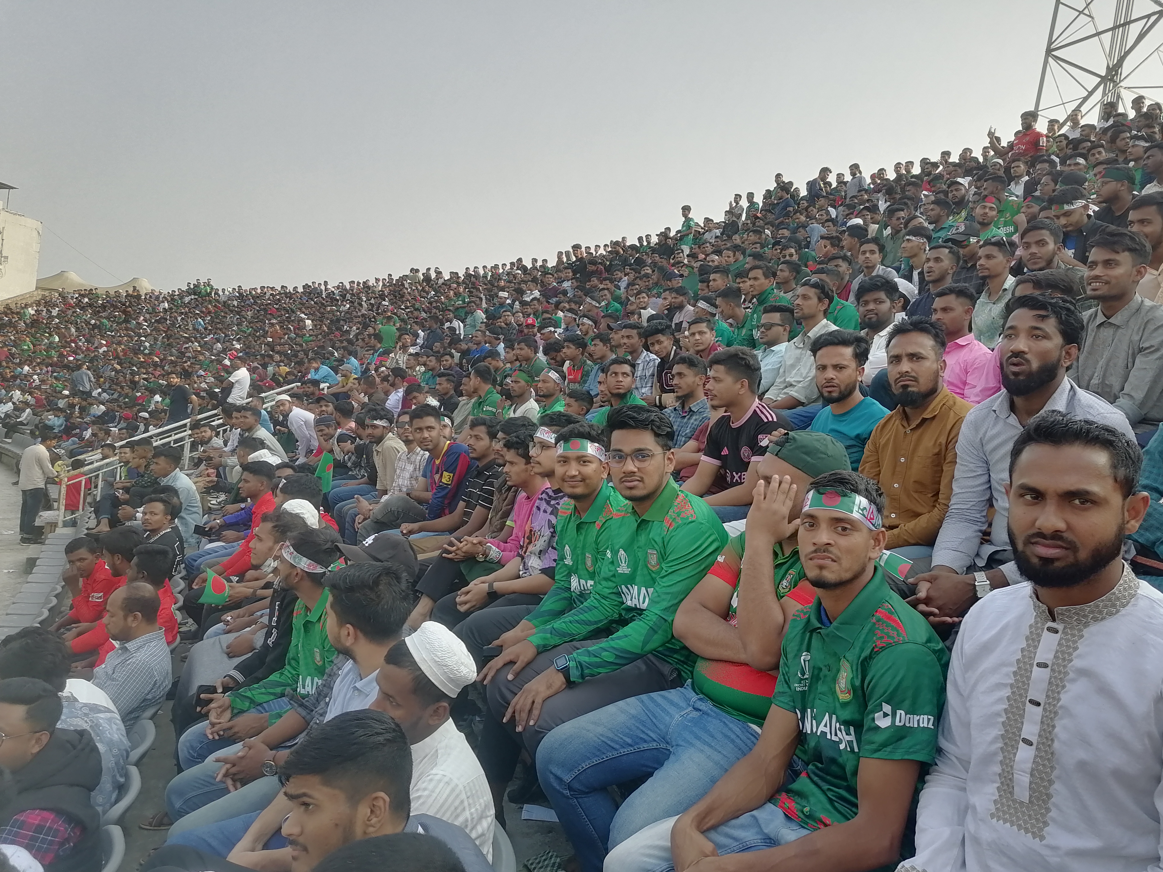 দর্শকের উল্লাসে কাঁপছে সিলেট আন্তর্জাতিক ক্রিকেট স্টেডিয়াম