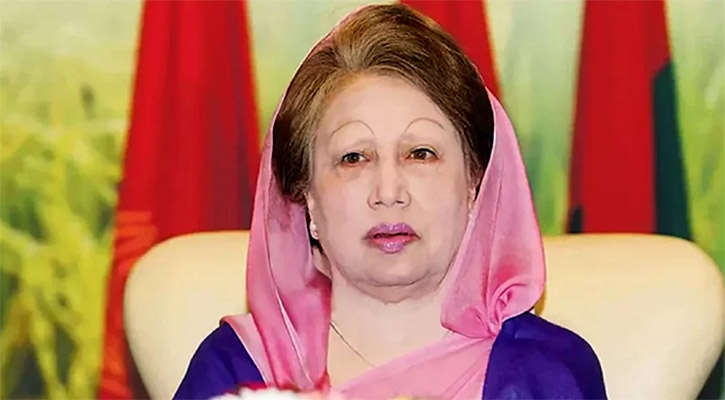 খালেদা জিয়াকে গুলশানের বাড়ির কাগজ বুঝিয়ে দিলেন গণপূর্ত উপদেষ্টা