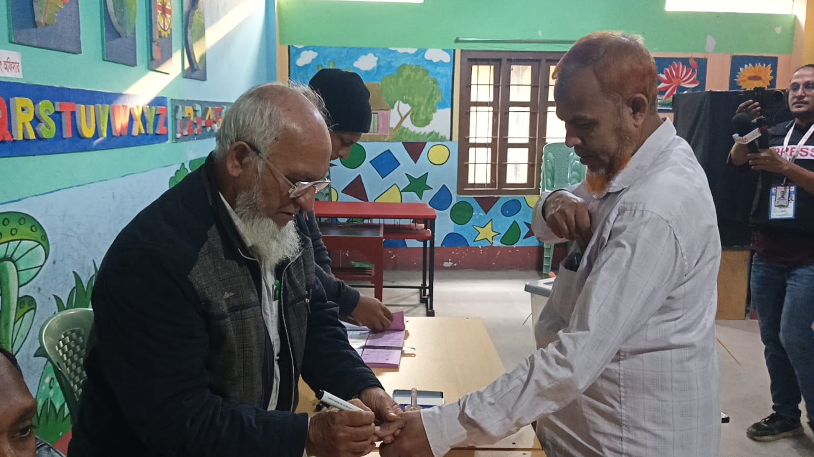 হবিগঞ্জ ১ আসনে বেলা বাড়লেও কেন্দ্রে বাড়ছে না ভোটারদের উপস্থিতি