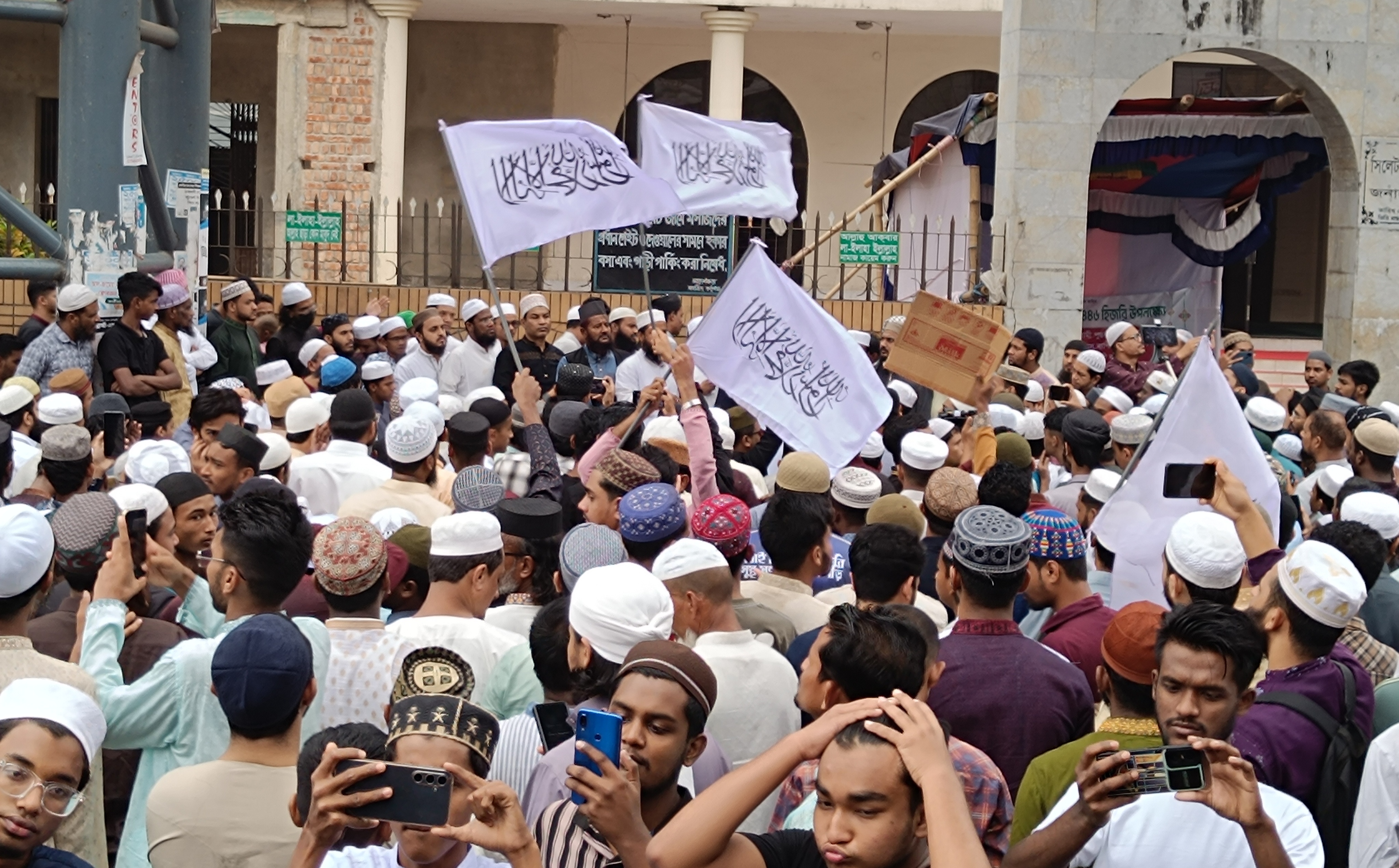 হঠাৎ মিছিলে মিছিলে উত্তাল কোর্ট পয়েন্ট
