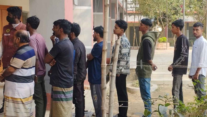 মৌলভীবাজারের চারটি আসনে উৎসবমুখর পরিবেশে চলছে ভোটগ্রহণ