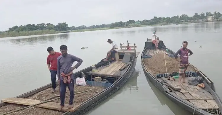 ধোপাজান নদীতে বালু-পাথর উত্তোলনের সময় নৌকাসহ আটক ৮
