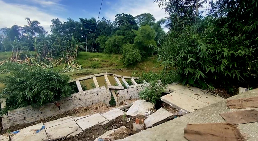 গোলাপগঞ্জে দেবে গেছে সড়ক ও গার্ডওয়াল, ঝুঁকিতে শতাধিক পরিবার