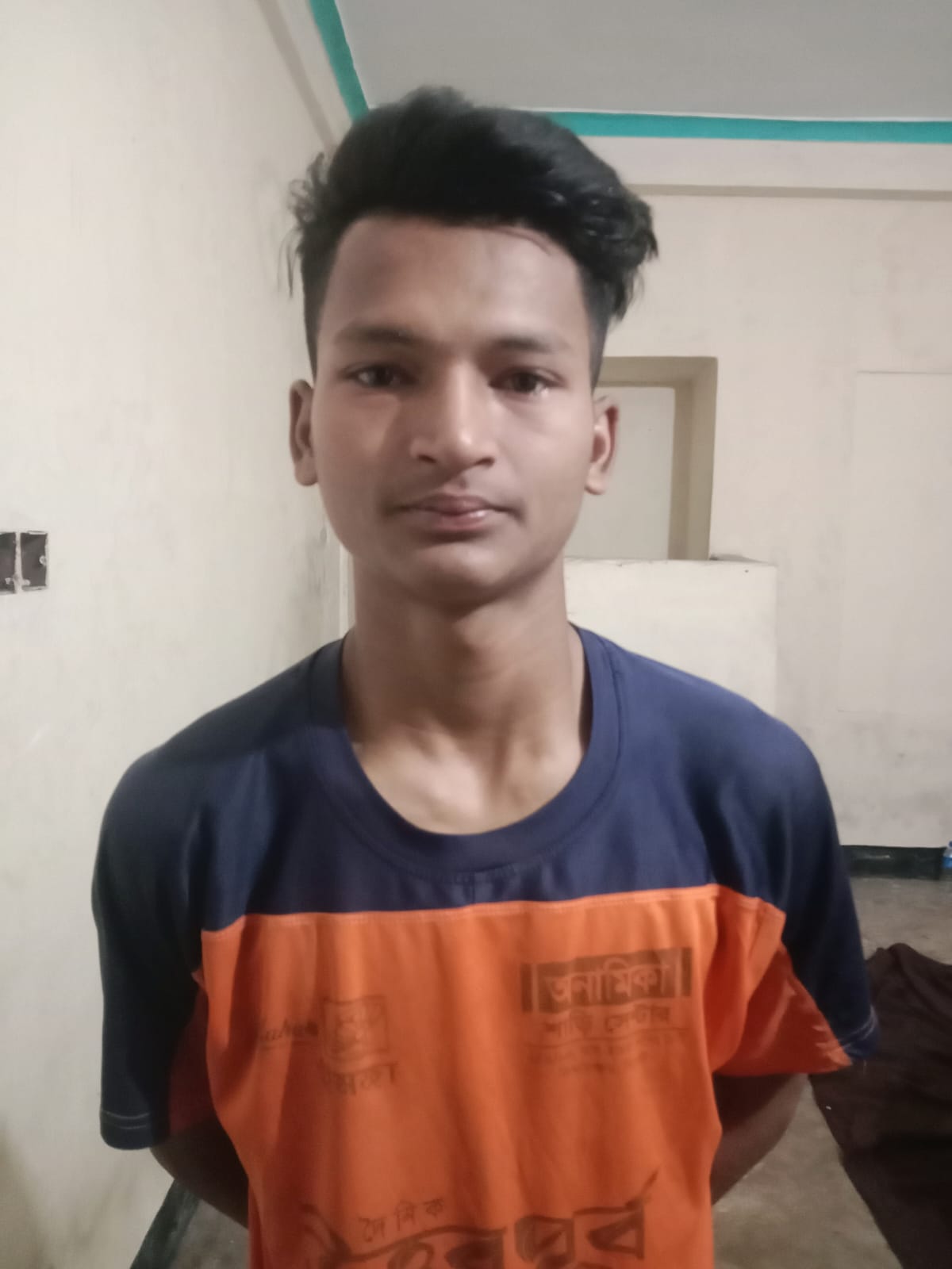 তিনলাখ টাকার,ভারতীয় পণ্য ও কার্ভাড ভ্যান জব্দ: চোরাকারবারী গ্রেফতার