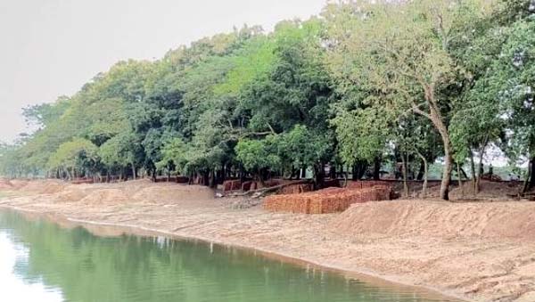 দোয়ারায় বালু-পাথর &lsquo;গিলে খাচ্ছে&rsquo; ফসল রক্ষা বাঁধ
