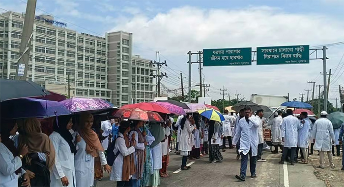 হাসপাতাল চালুর দাবিতে সড়ক অবরোধ সুনামগঞ্জ মেডিকেলের শিক্ষার্থীদের