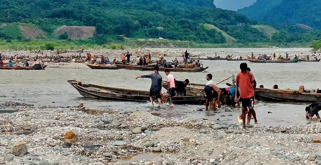 সাদাপাথর লুটপাটে প্রতি নৌকা থেকে &lsquo;৫০০ টাকা নিতো&rsquo; বিজিবি