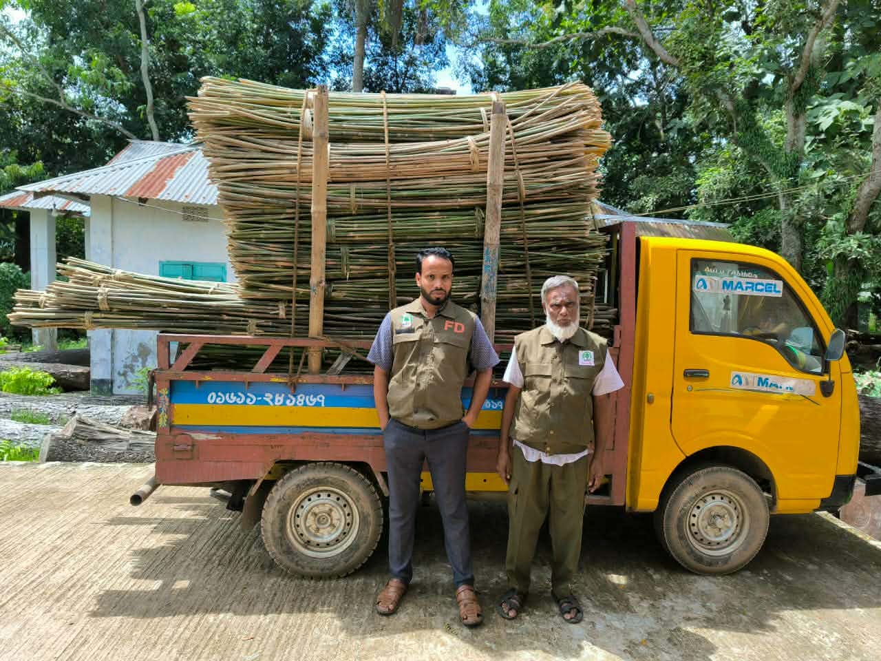 মাধবপুরে ৪০ হাজার টাকার চোরাই বাঁশসহ মিনি ট্রাক জব্দ