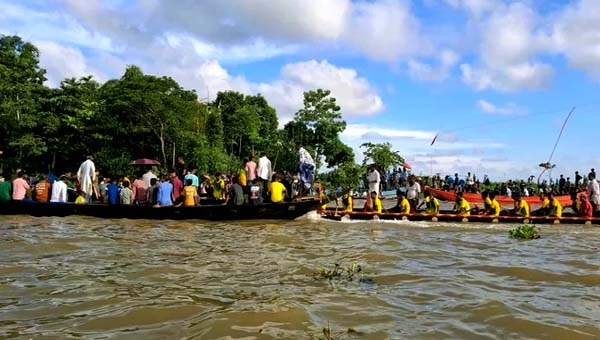 সুনাই নদীতে নৌকাবাইচ দেখতে দুই পাড়ে মানুষের ঢল