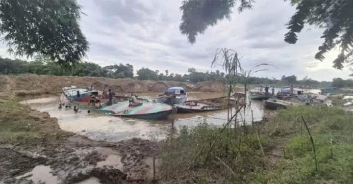 অবৈধ বালু উত্তোলনে ২৬ জনের বিরুদ্ধে মামলা