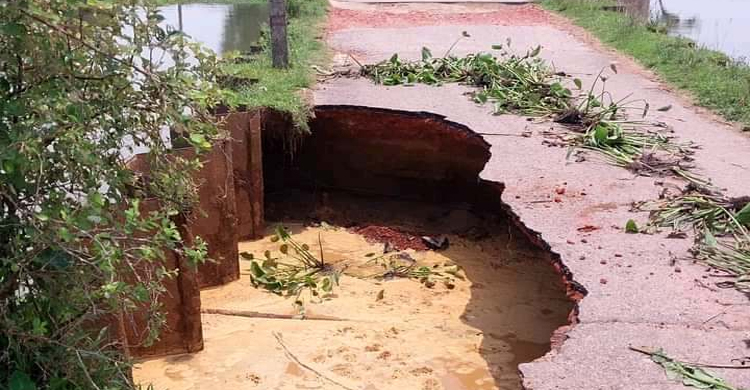 দোয়ারাবাজারে পাহাড়ি ঢলে রাস্তা ভেঙে যোগাযোগ বিচ্ছিন্ন