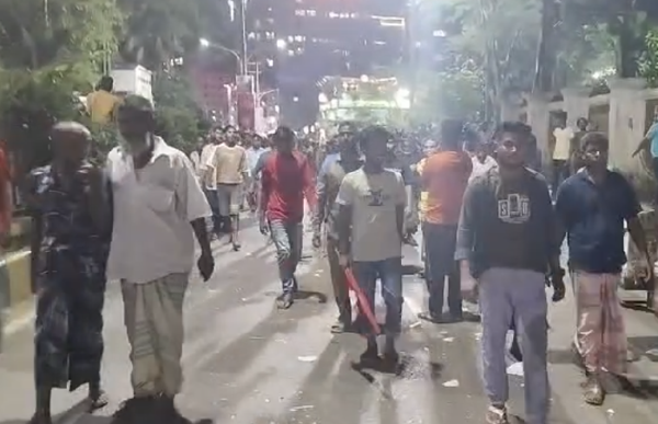 ৬ ঘন্টা পর সড়ক ছাড়লেন ব্যাটারিরিকশা শ্রমিকরা