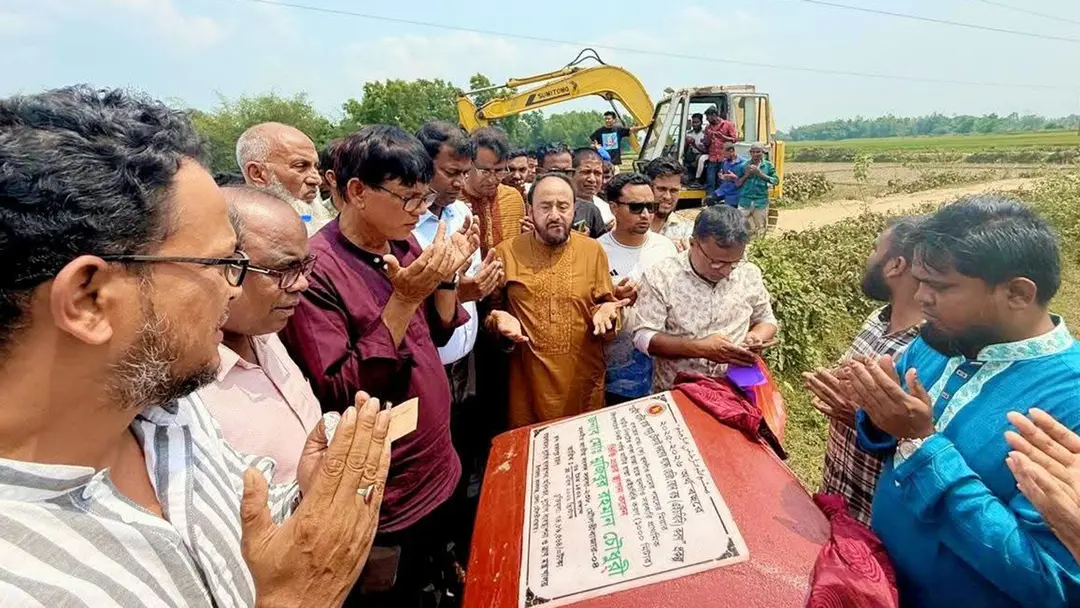 গরু চোর ধরে হাত কেটে দিতে বললেন এমপি মুজিবুর রহমান