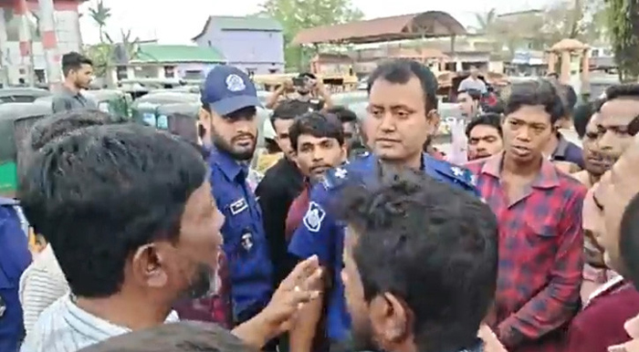 সুনামগঞ্জে বন্ধ সিএনজি পাম্প, প্রতিবাদে অবরোধ