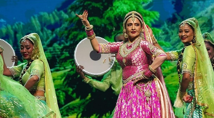৬৯-এ টানা ২০ মিনিট নেচে তাক লাগালেন &lsquo;উমরাওজান&rsquo; রেখা