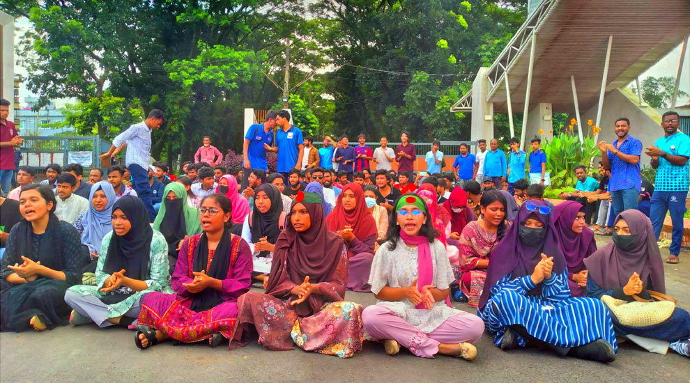 প্রখর রোদেও শাবি শিক্ষার্থীদের অবস্থান