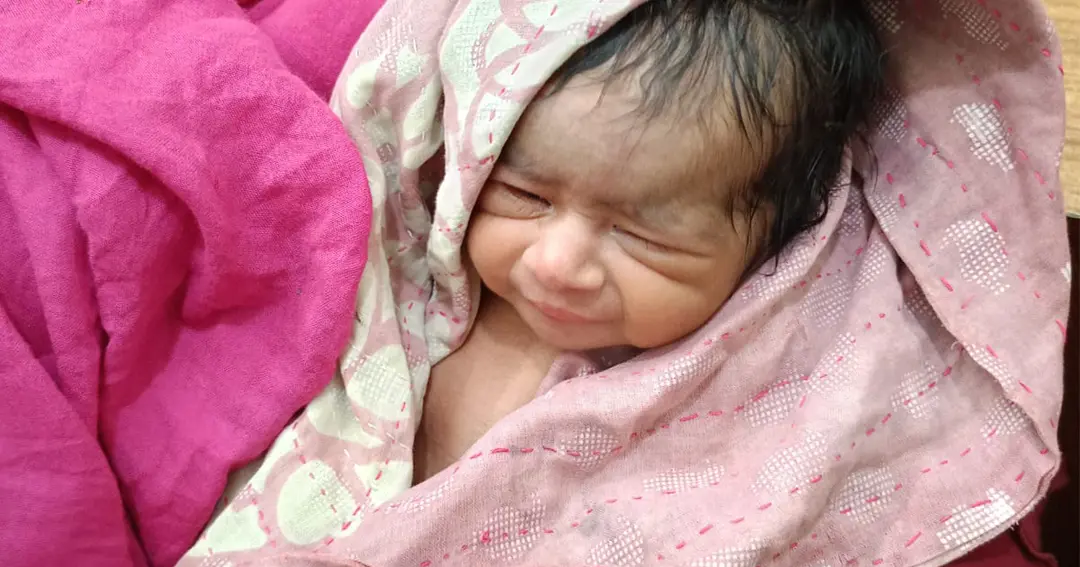 সড়কের পাশে পড়ে ছিল নবজাতক, হাসপাতালে ভর্তি