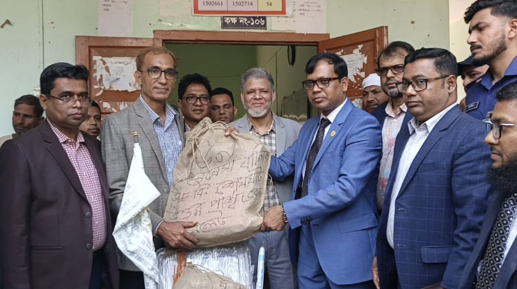 কেন্দ্রে কেন্দ্রে যাচ্ছে ভোটের সরঞ্জাম, ব্যাপক নিরাপত্তা ব্যবস্থা