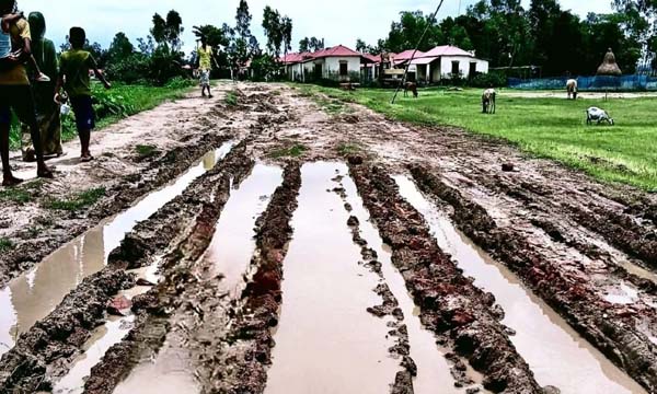 গর্ত-কাদা আর ভাঙাচোরা সড়ক, নবীগঞ্জে দুর্ভোগে কয়েক হাজার মানুষ