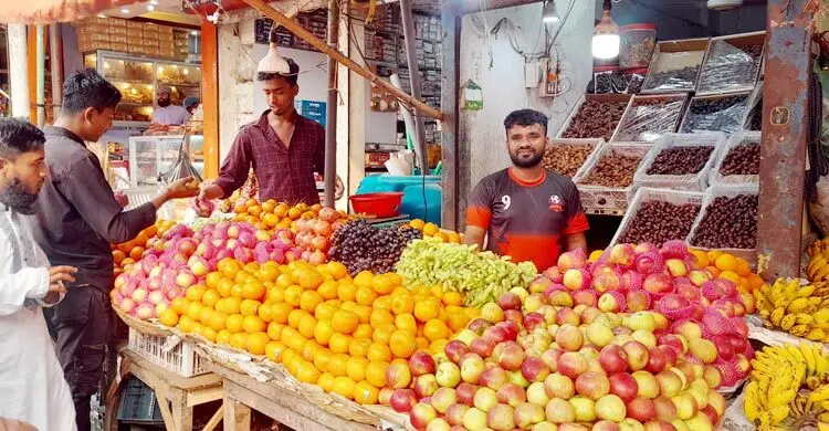 ফলের দাম চড়া, মিলছে না ক্রেতাও