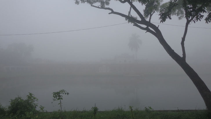 ঘন কুয়াশায় স্থবির জনজীবন