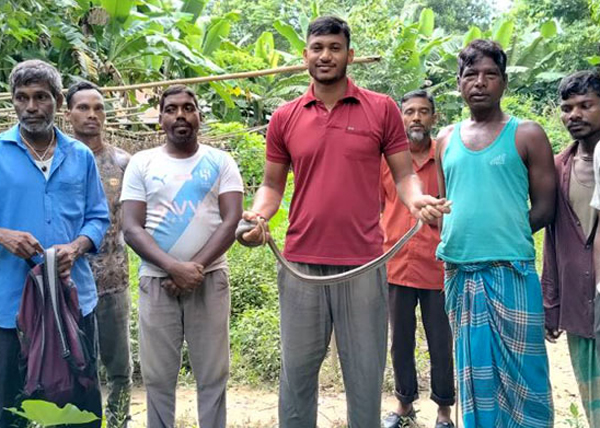 প্রাণে বেঁচে গেল &lsquo;দুধরাজ&rsquo; সাপ