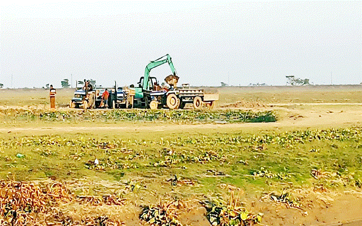 আজমিরীগঞ্জে খাস জমি থেকে চলছে মাটি উত্তোলন