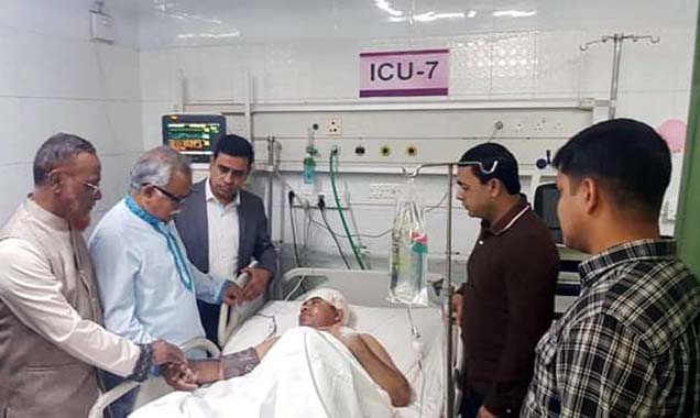 সড়ক দুর্ঘটনায় আহত পুলিশ কর্মকর্তাদের শয্যাপাশে শফিক চৌধুরী