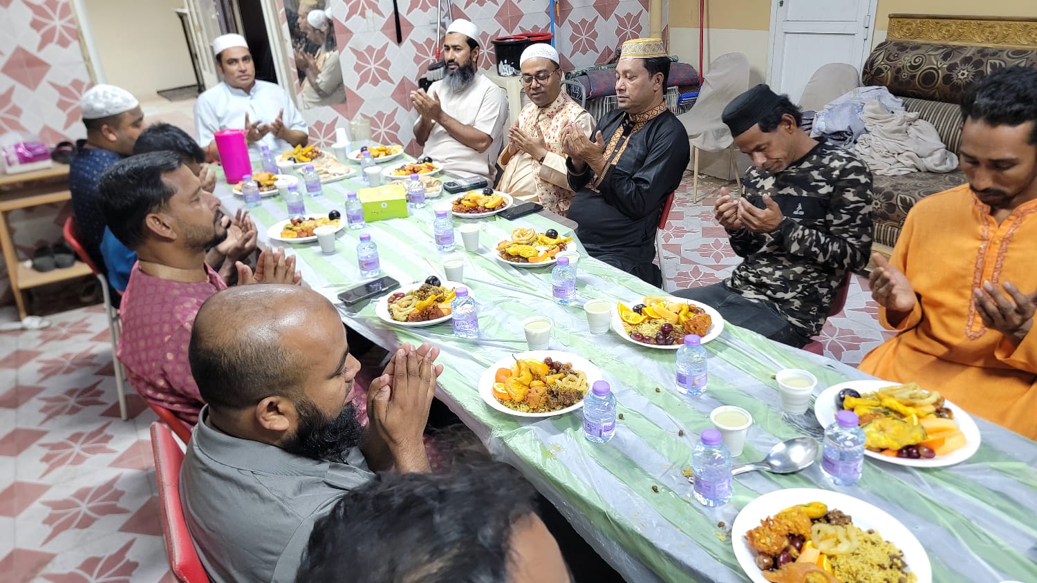 আমিরাতে মোহাম্মদ নাসির রিয়েল এস্টেটের সৌজন্যে ইফতার
