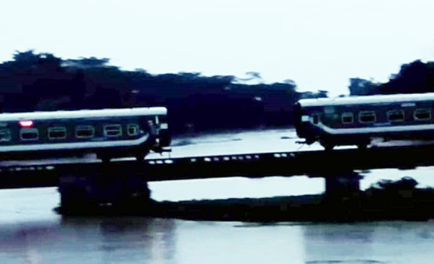 ফেঞ্চুগঞ্জে পাহাড়িকার বগি লাইনচ্যুত