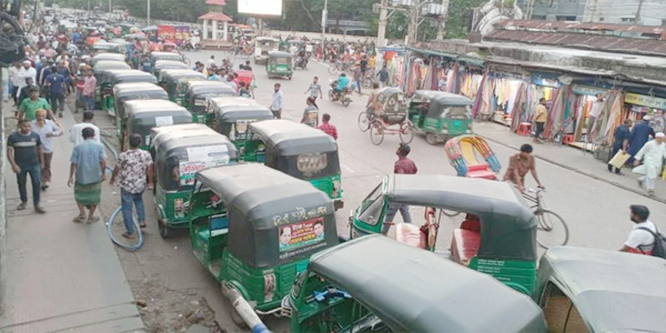 হকারমুক্ত সড়ক এখন সিএনজির দখলে
