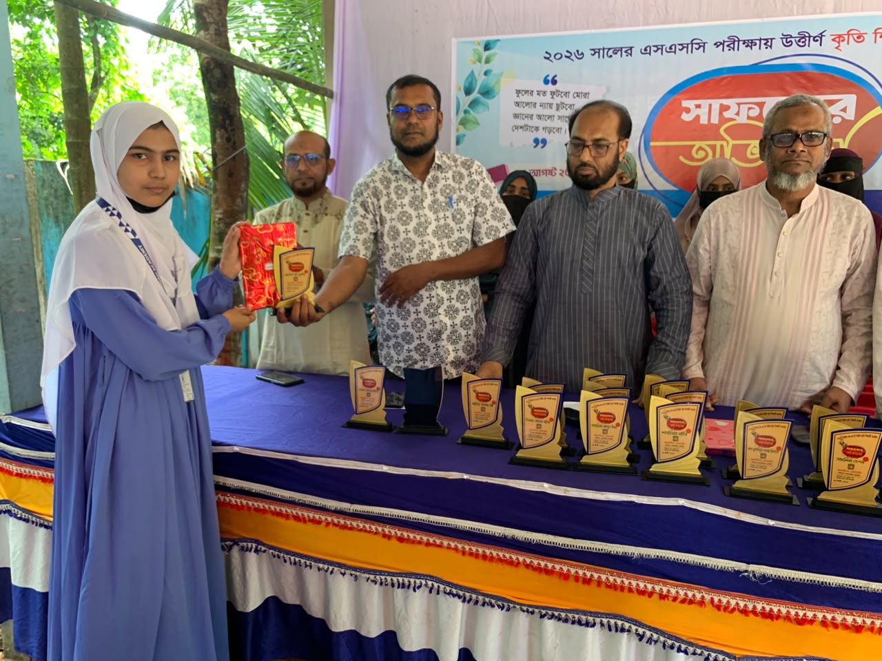 এসএসসি পরীক্ষায় উত্তীর্ণ আল মদিনা একাডেমি'র শিক্ষার্থীকে সংবর্ধনা