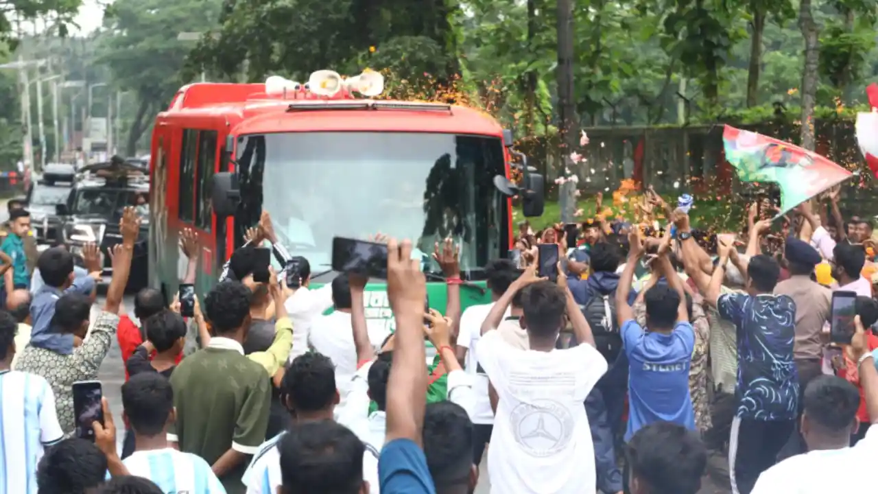 মৌলভীবাজার ও শ্রীঙ্গলের পথে প্রধানমন্ত্রী