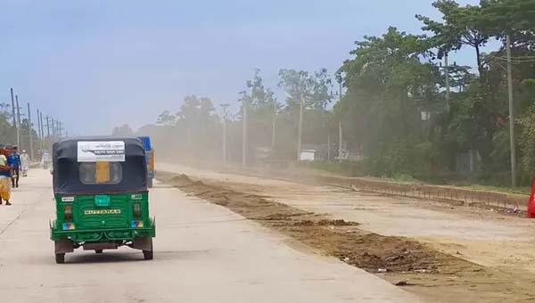 ধুলোর চাদরে থমকে আছে চার লেনের স্বপ্ন, নাজেহাল শান্তিগঞ্জের মানুষ