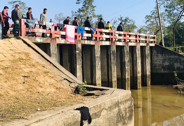 অবৈধ বালু উত্তোলনে হুমকির মুখে কোটি টাকার সুইসগেট