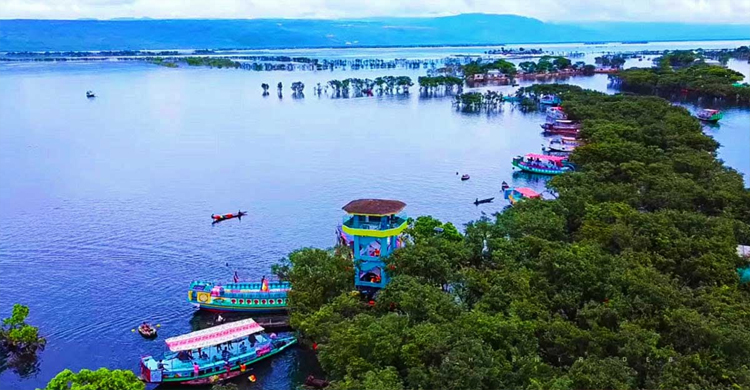 টাঙ্গুয়ার হাওরে হাউসবোটে পর্যটক হয়রানি