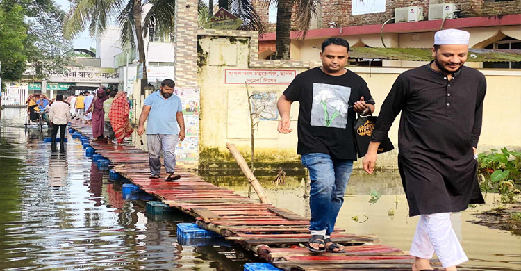 কুলাউড়া হাসপাতালের সম্মুখ স্বেচ্ছাশ্রমে ভাসমান সেতু