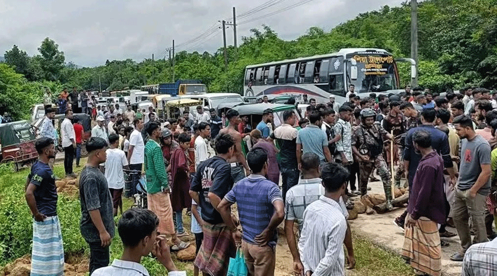 জৈন্তাপুরে অবৈধ পাথরবাহী ট্রাক জব্দ, বিজিবি-শ্রমিক উত্তেজনায় ২ ঘণ্টা মহাসড়ক অবরোধ