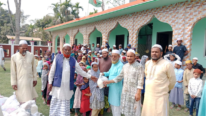 গোয়াইনঘাটে মাদ্রাসা শিক্ষার্থীদের মধ্যে রমজানের খাদ্য সামগ্রী বিতরণ
