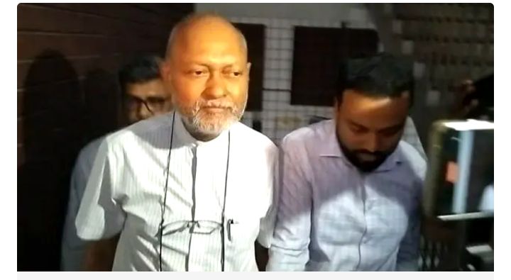 কবর আর জেলখানায় একাই যেতে হয়