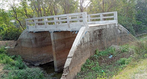 বড়লেখায় অসমাপ্ত কালভার্ট, এলাকাবাসীর ভোগান্তি