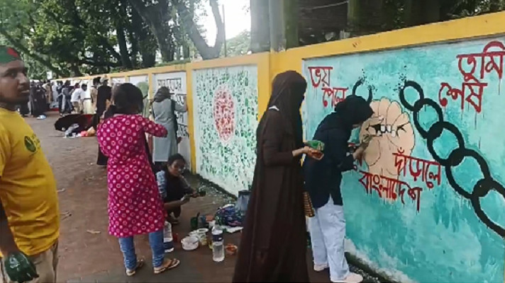 &lsquo;বুকের ভেতর অনেক ঝড়, বুক পেতেছি গুলি কর&rsquo;