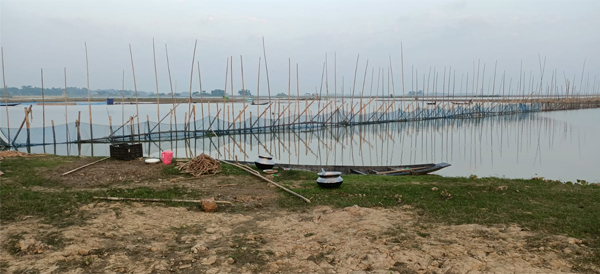 ওসমানীনগরে খালের মধ্যখানে অবৈধ ভাবে জালদিয়ে বাধ 