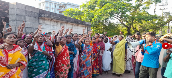  বেতনের দাবিতে চা শ্রমিকদের বিক্ষোভ, কঠোর আন্দোলনের হুঁশিয়ারি