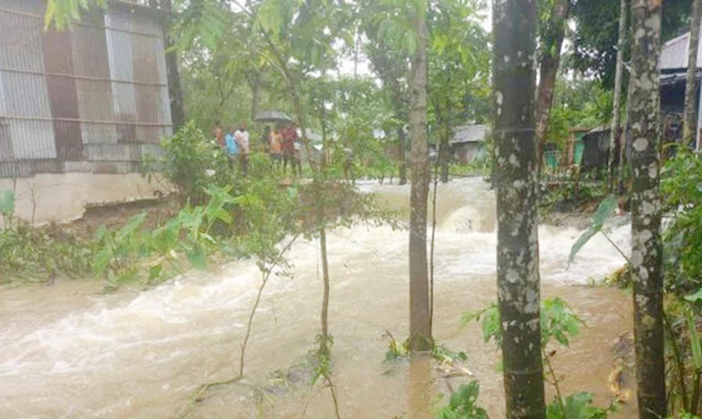 মৌলভীবাজারে প্রতিরক্ষা বাঁধ ভেঙে লোকালয় প্লাবিত