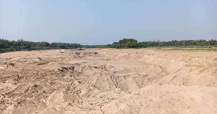 প্রশাসনকে বৃদ্ধাঙ্গুলি দেখিয়ে মনু নদীর চর কেটে বালু লুট