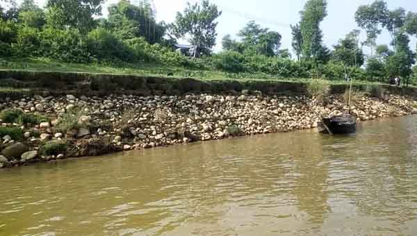 জৈন্তাপুরে বালু উত্তোলনের ফলে পানি উন্নয়ন বোর্ডের বেড়ীবাঁধ হুমকির মুখে