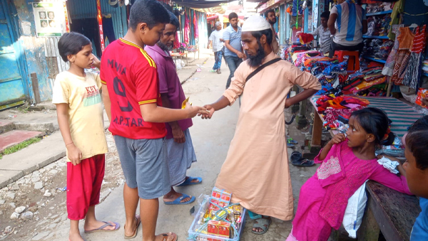 দৃষ্টি প্রতিবন্ধী হয়েও ব্যবসা করে পরিবার চালাতে চান আল-আমীন 