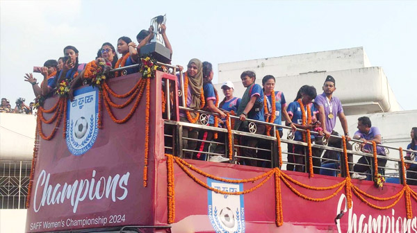 ছাদ খোলা বাসে চ্যাম্পিয়নদের যাত্রা শুরু