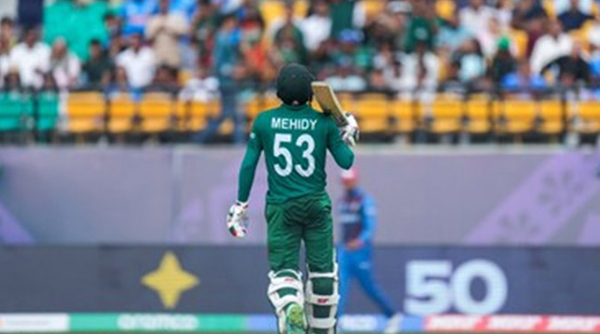 শততম ম্যাচে মিরাজের ফিফটি, পঞ্চাশ পূর্ণ করলেন রিয়াদও